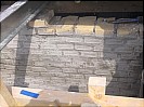 Als al het staal is gesteld wordt de muur gemetseld met hardgebakken stenen